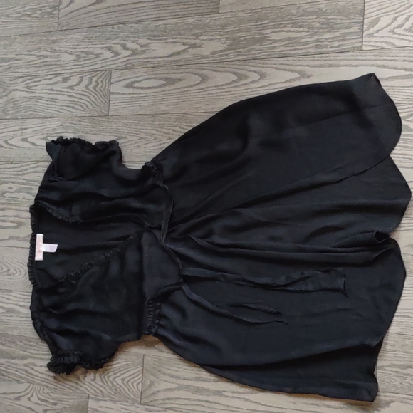 Beautiful black silky robe by Oscar De la Renta💕 - Picture 2 of 16